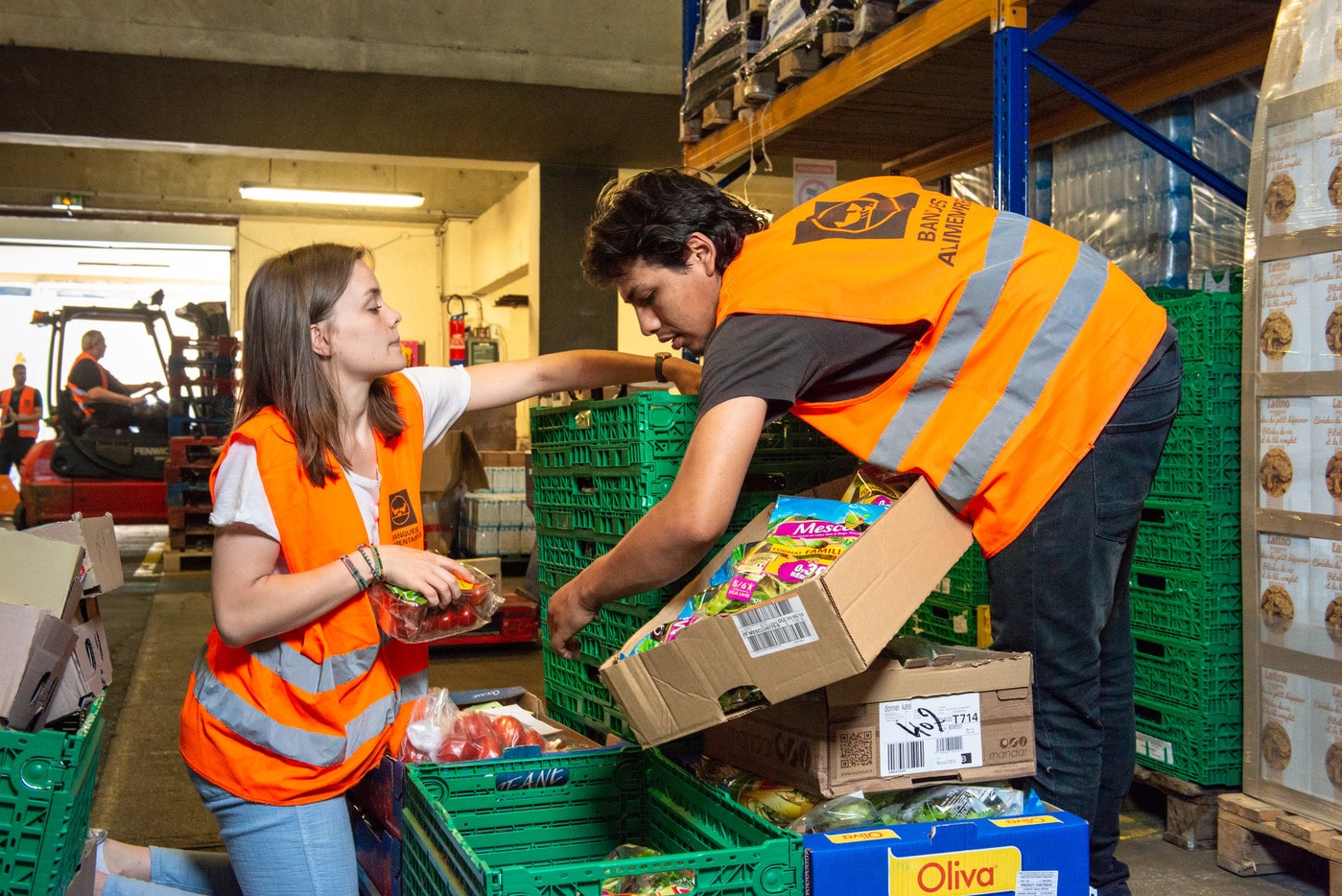 Des bénévoles trient les produits arrivés à la Banque alimentaire